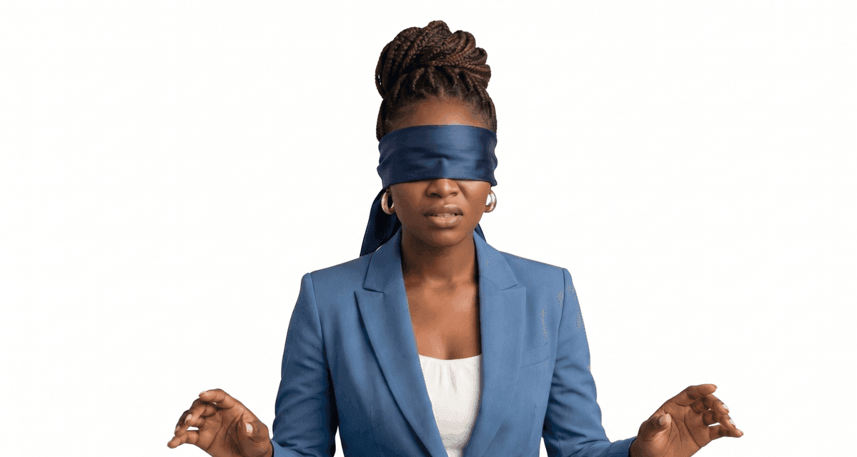 Femme d'affaires ivoirienne avec un bandeau sur les yeux, symbolisant la gestion à l'aveugle
